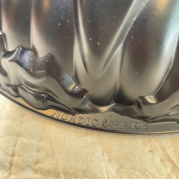Nordic Ware Cast Aluminum Flower Bundt Pan 10 Cup Capacity Nonstick Black Finish - Picture 9 of 11